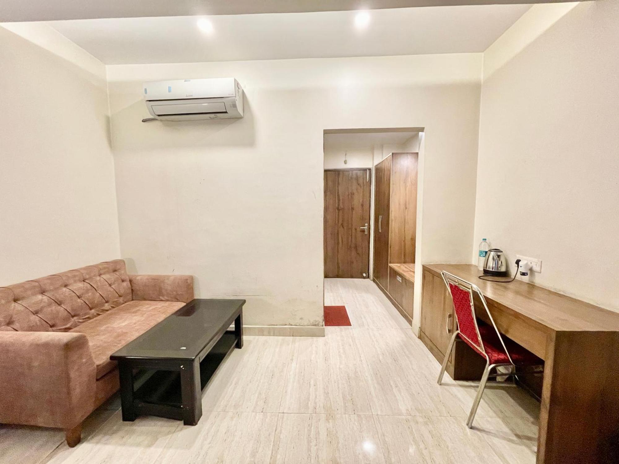 Hotel Rudraksh ! Varanasi !Fully-Air-Conditioned Hotel At Prime Location With Parking Availability, Near Kashi Vishwanath Temple, And Ganga Ghat 2 Exterior foto