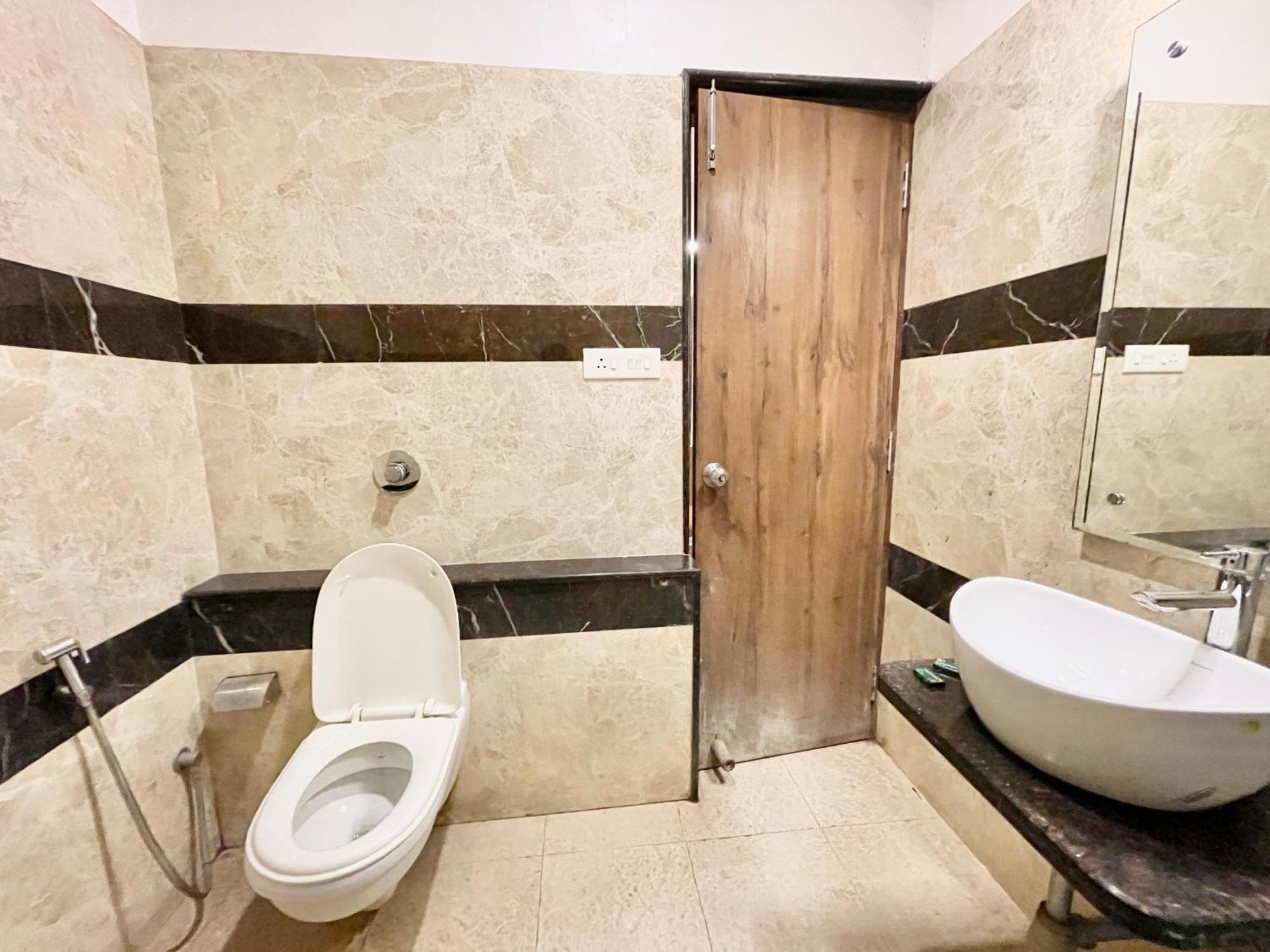 Hotel Rudraksh ! Varanasi !Fully-Air-Conditioned Hotel At Prime Location With Parking Availability, Near Kashi Vishwanath Temple, And Ganga Ghat 2 Exterior foto