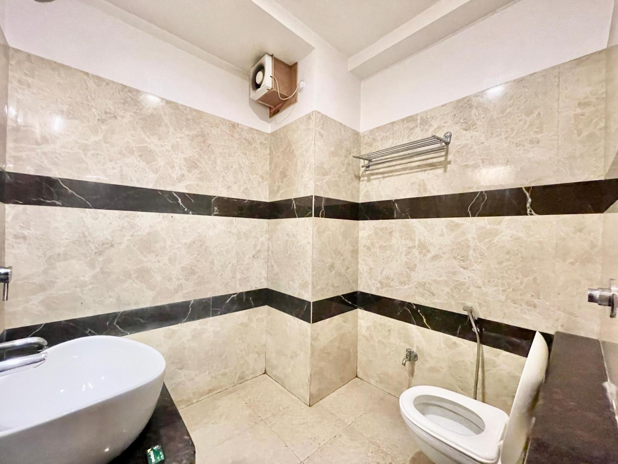 Hotel Rudraksh ! Varanasi !Fully-Air-Conditioned Hotel At Prime Location With Parking Availability, Near Kashi Vishwanath Temple, And Ganga Ghat 2 Exterior foto