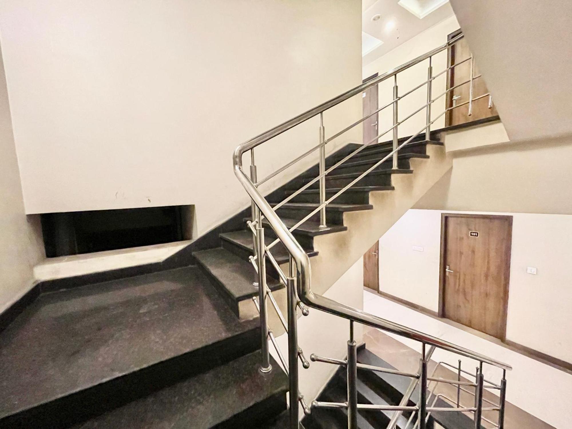 Hotel Rudraksh ! Varanasi !Fully-Air-Conditioned Hotel At Prime Location With Parking Availability, Near Kashi Vishwanath Temple, And Ganga Ghat 2 Exterior foto