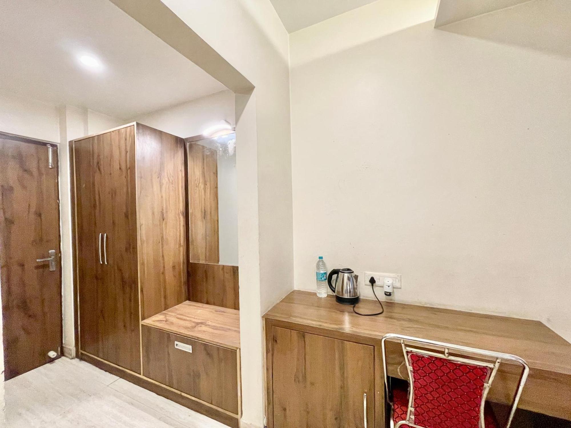 Hotel Rudraksh ! Varanasi !Fully-Air-Conditioned Hotel At Prime Location With Parking Availability, Near Kashi Vishwanath Temple, And Ganga Ghat 2 Exterior foto