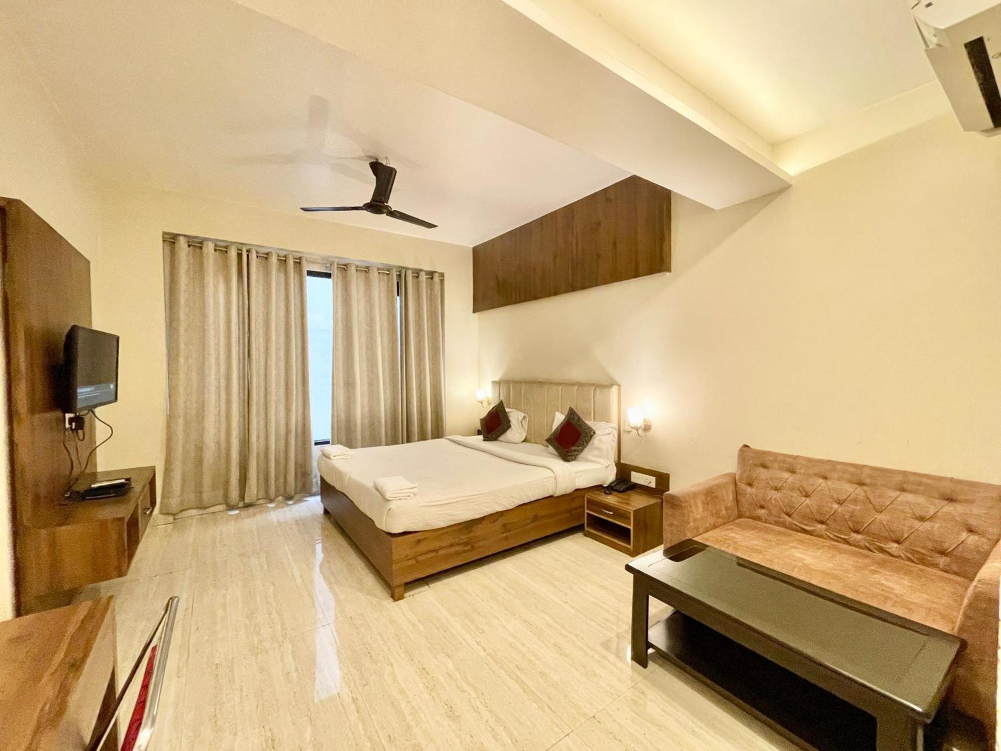 Hotel Rudraksh ! Varanasi !Fully-Air-Conditioned Hotel At Prime Location With Parking Availability, Near Kashi Vishwanath Temple, And Ganga Ghat 2 Exterior foto