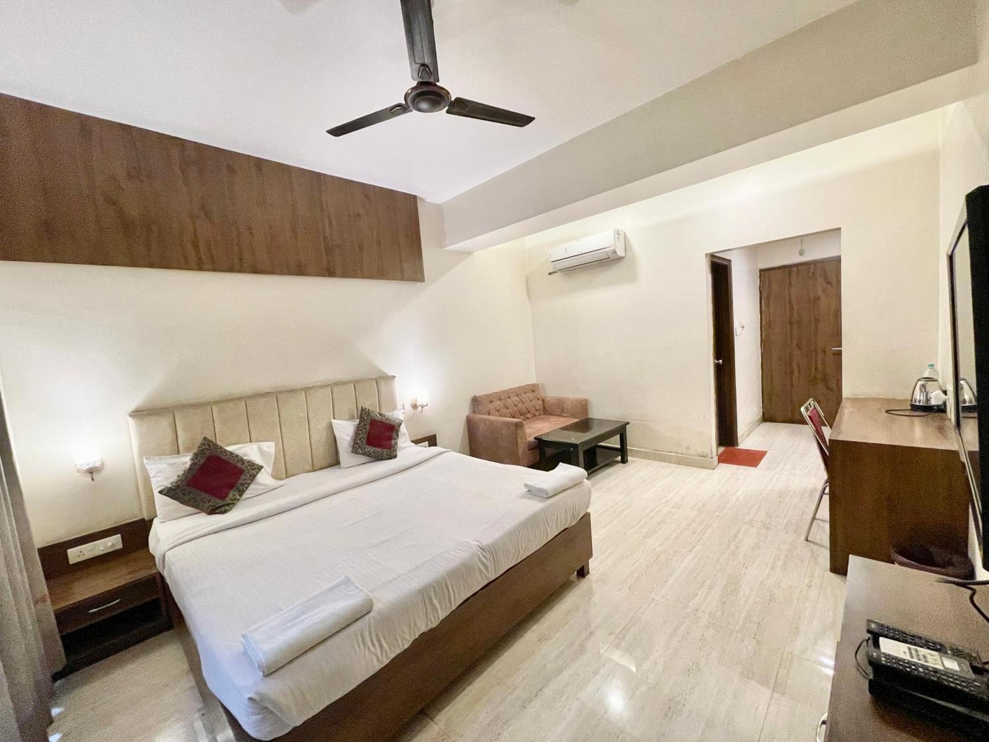 Hotel Rudraksh ! Varanasi !Fully-Air-Conditioned Hotel At Prime Location With Parking Availability, Near Kashi Vishwanath Temple, And Ganga Ghat 2 Exterior foto
