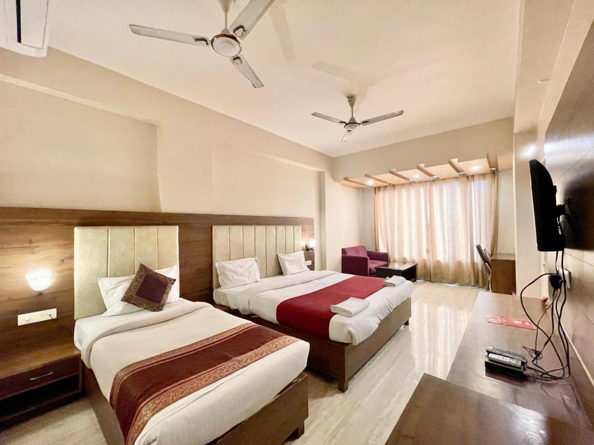 Hotel Rudraksh ! Varanasi !Fully-Air-Conditioned Hotel At Prime Location With Parking Availability, Near Kashi Vishwanath Temple, And Ganga Ghat 2 Exterior foto