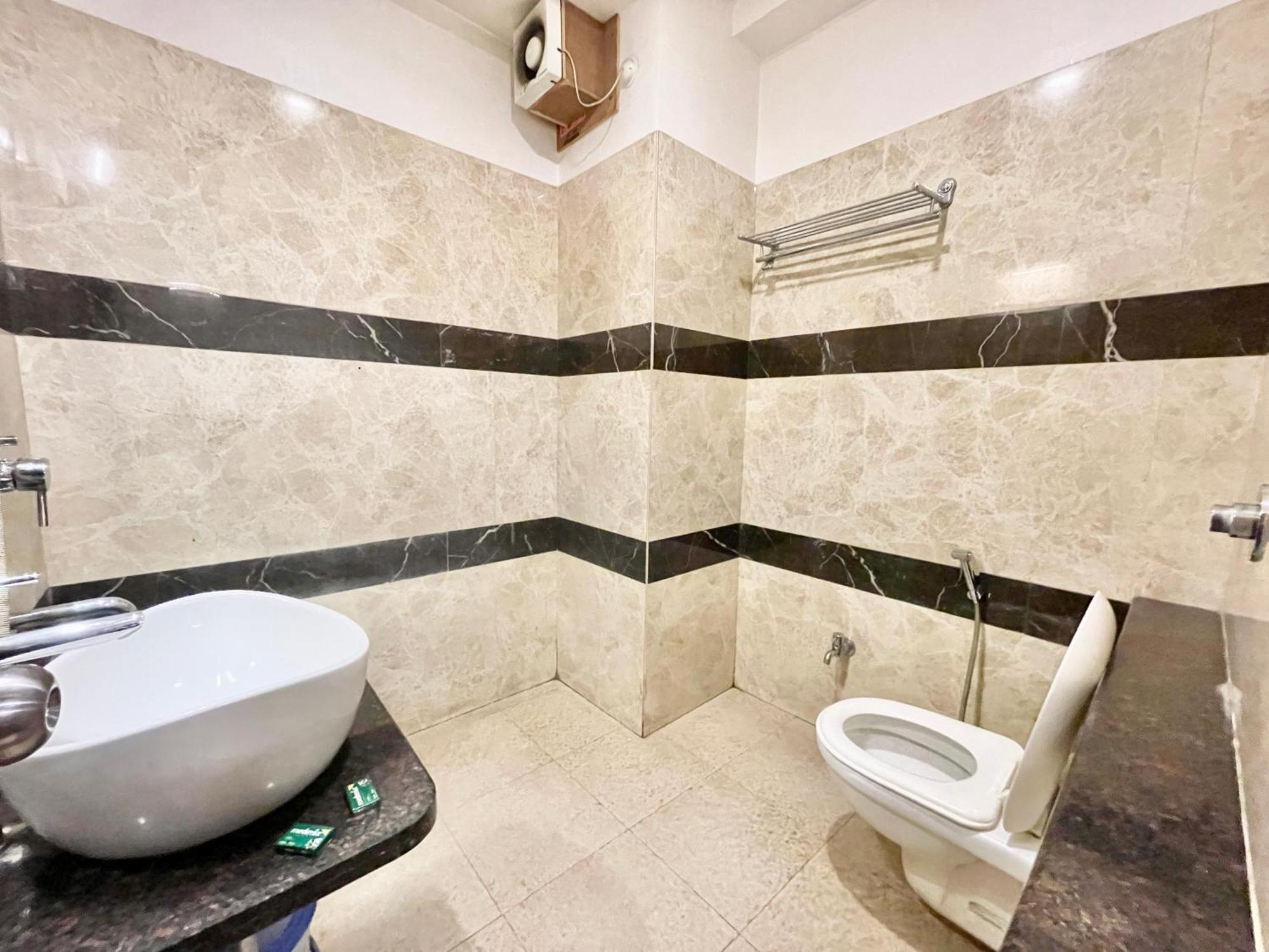 Hotel Rudraksh ! Varanasi !Fully-Air-Conditioned Hotel At Prime Location With Parking Availability, Near Kashi Vishwanath Temple, And Ganga Ghat 2 Exterior foto