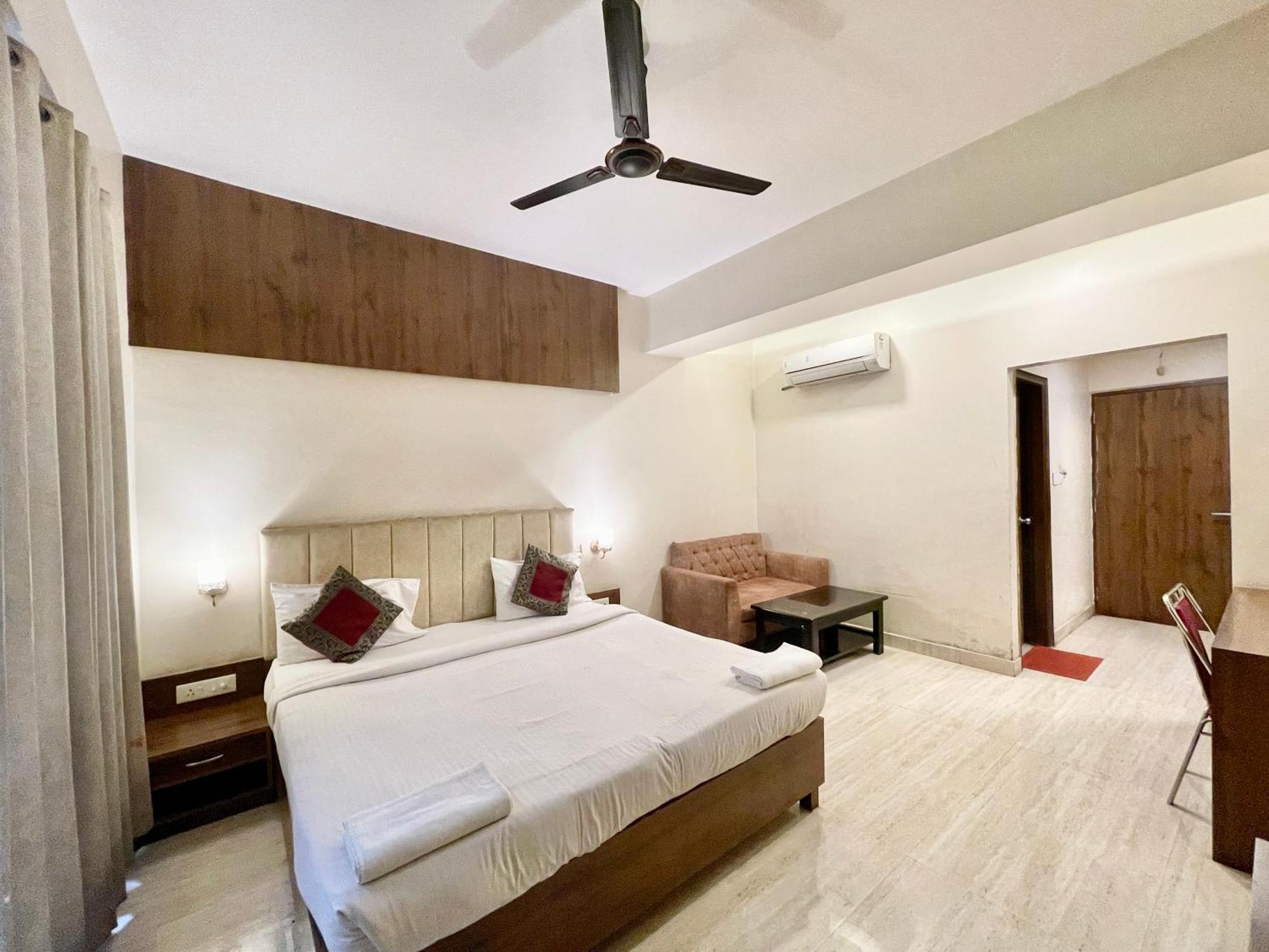 Hotel Rudraksh ! Varanasi !Fully-Air-Conditioned Hotel At Prime Location With Parking Availability, Near Kashi Vishwanath Temple, And Ganga Ghat 2 Exterior foto